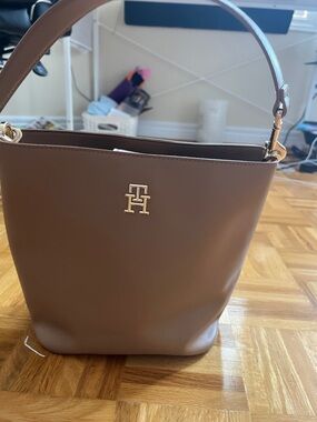 Tommy Hilfiger Brown Leather Bucket Shoulder Bag with Gold Hardware
